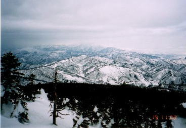 西吾妻小屋から見る東鉢山、中央